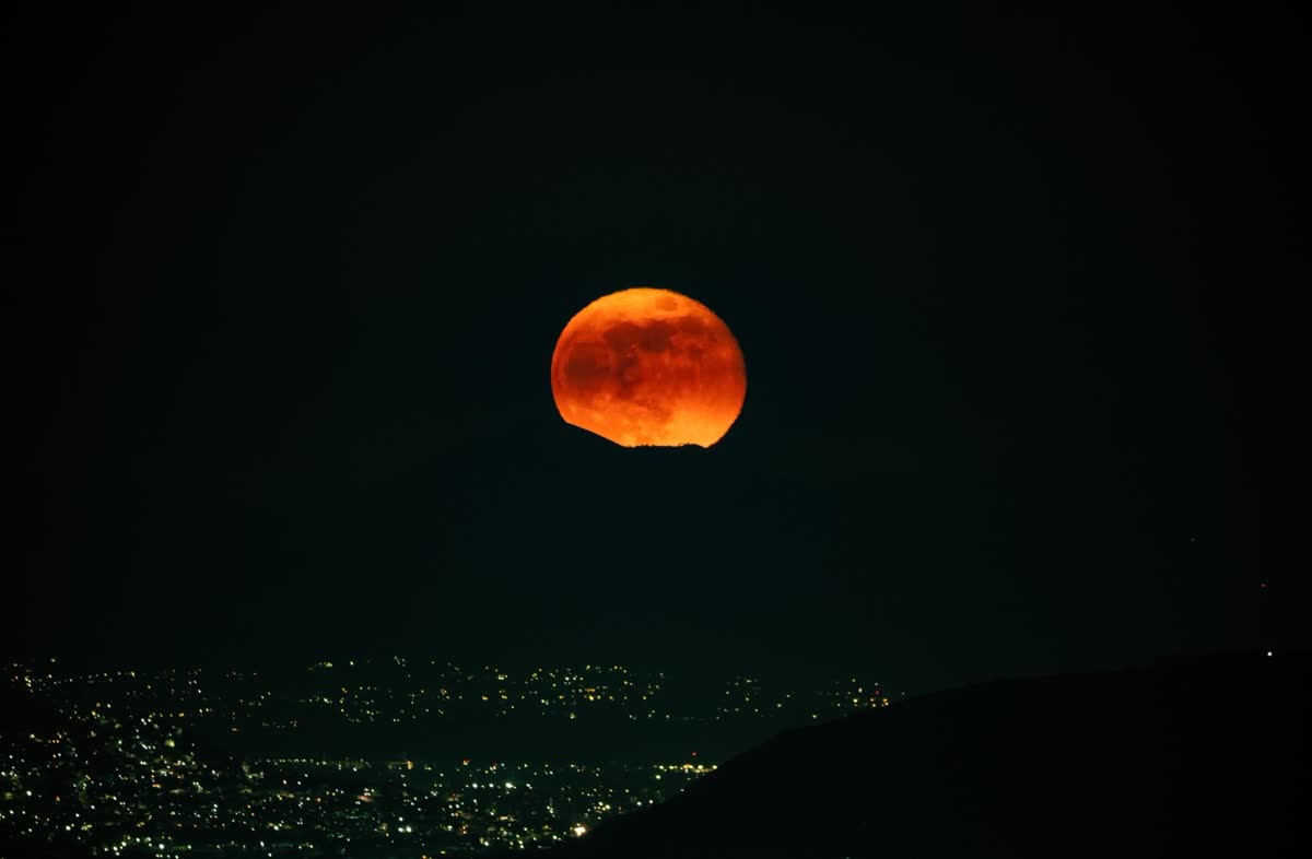 Amanecer Lunar sobre Ciudad de México
